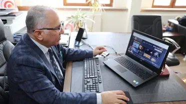 AA Yılın Kareleri oylama sahnesi, Mustafa Kurt seçim yapıyor