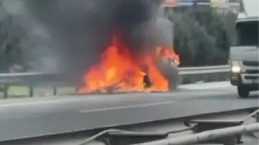 Esenyurt'ta TEM Otoyolu'nda Seyir Halindeki Araçta Hızlı Yangın Kontrolü