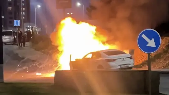 Eyüpsultan’da Cep Telefonu Kamerasıyla Kaydedilen Otomobil Yangını Şok Yarattı