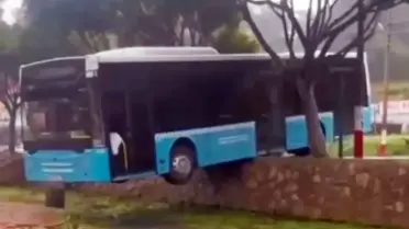 Aksu’da Freni Boşalan Otobüs Duvara Çarptı, Yolcular Güvende
