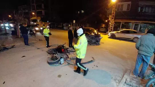 Hatay’ın Samandağ İlçesinde Motosiklet ve Otomobil Çarpıştı: 2 Yaralı