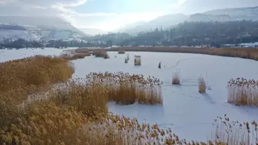 Üçkaya Gölü'nün donmuş suyu yakın çekim