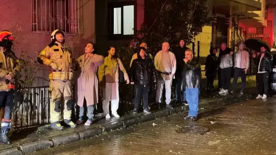 İstanbul’da Şiddetli Fırtına Çatılara Zarar Verdi, Kimse Yaralanmadı