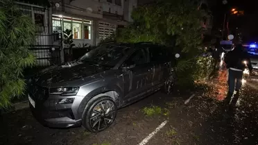 İzmir’de Şiddetli Fırtına ve Sağanak Yağış Trafiği Felç Etti