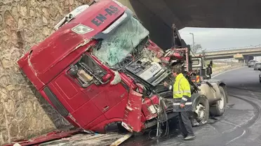 Kocaeli'de Tır İstinat Duvarına Çarptı: Sürücü Ağır Yaralı
