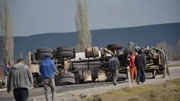 Tavşanlı’da İki Beton Mikseri Çarpıştı: İki Sürücü Yaralandı