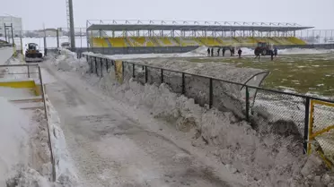 Muş Stadı Karla Kaplandı: Temizlik Sonrası Muşspor Hazır!