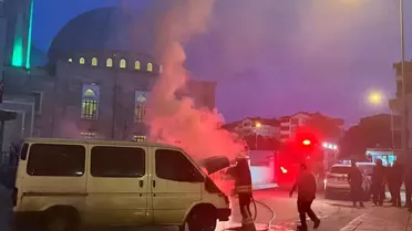 Fatsa’da Park Halindeki Minibüs Ateşe Verdi: İtfaiye Hızla Müdahale Etti