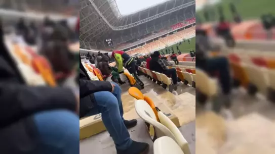 Polis Memurunun Sıcak Dokunuşu: Üşüyen Çocuğa Çorap Giydirildi