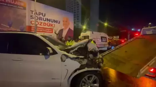 Ümraniye'de Trafik Çarpışması: 3 Kişi Yaralı