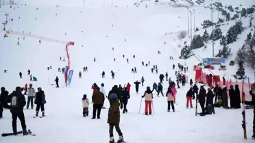 Rap Yıldızı Çakal, Erzincan Ergan Kayak Merkezi'nde Kış Keyfi Yaşadı