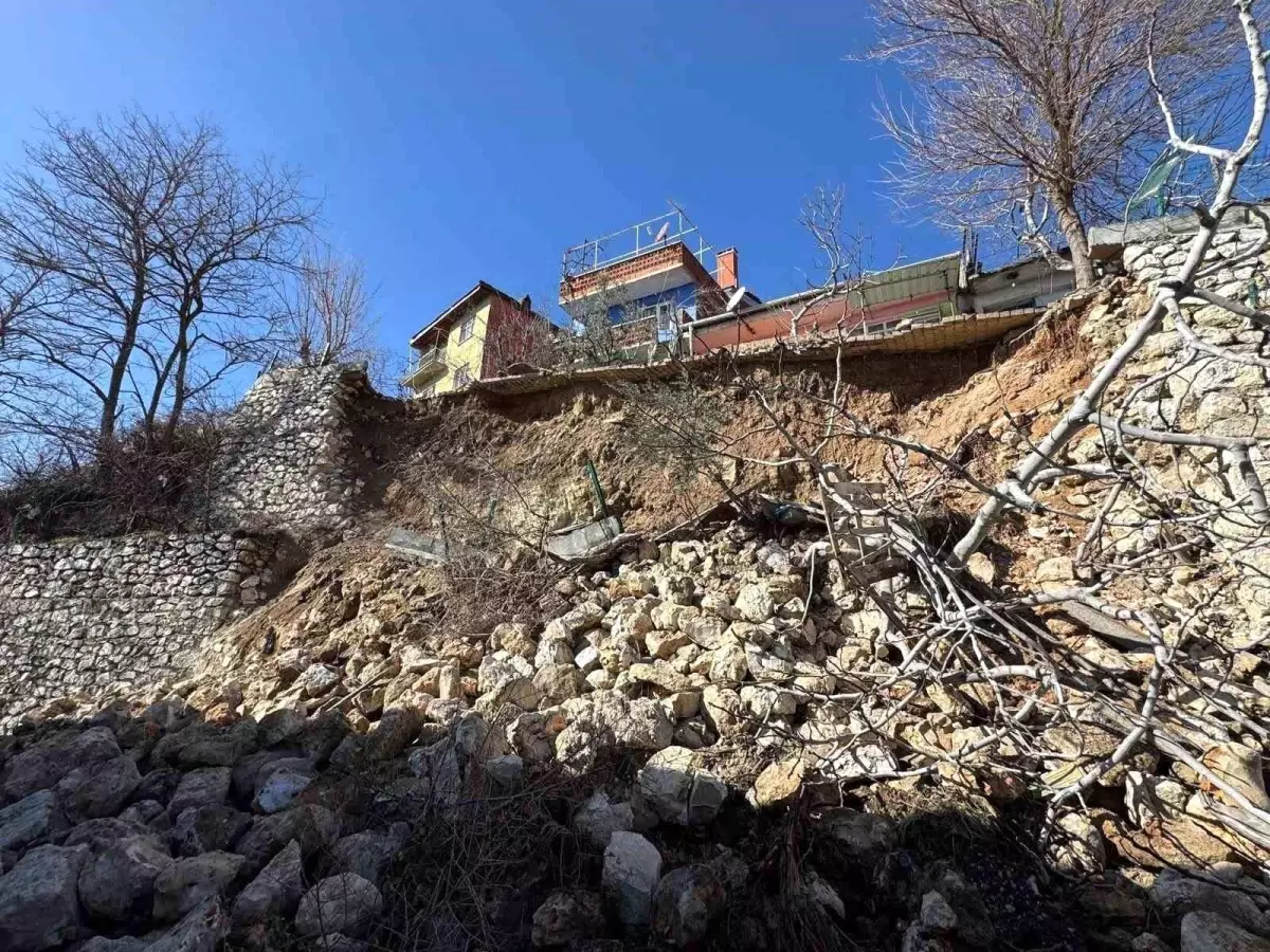 Denizli Güney'de 5 Metrelik İstinat Duvarı Çöktü, İki Araç Tamamen Yıkıldı