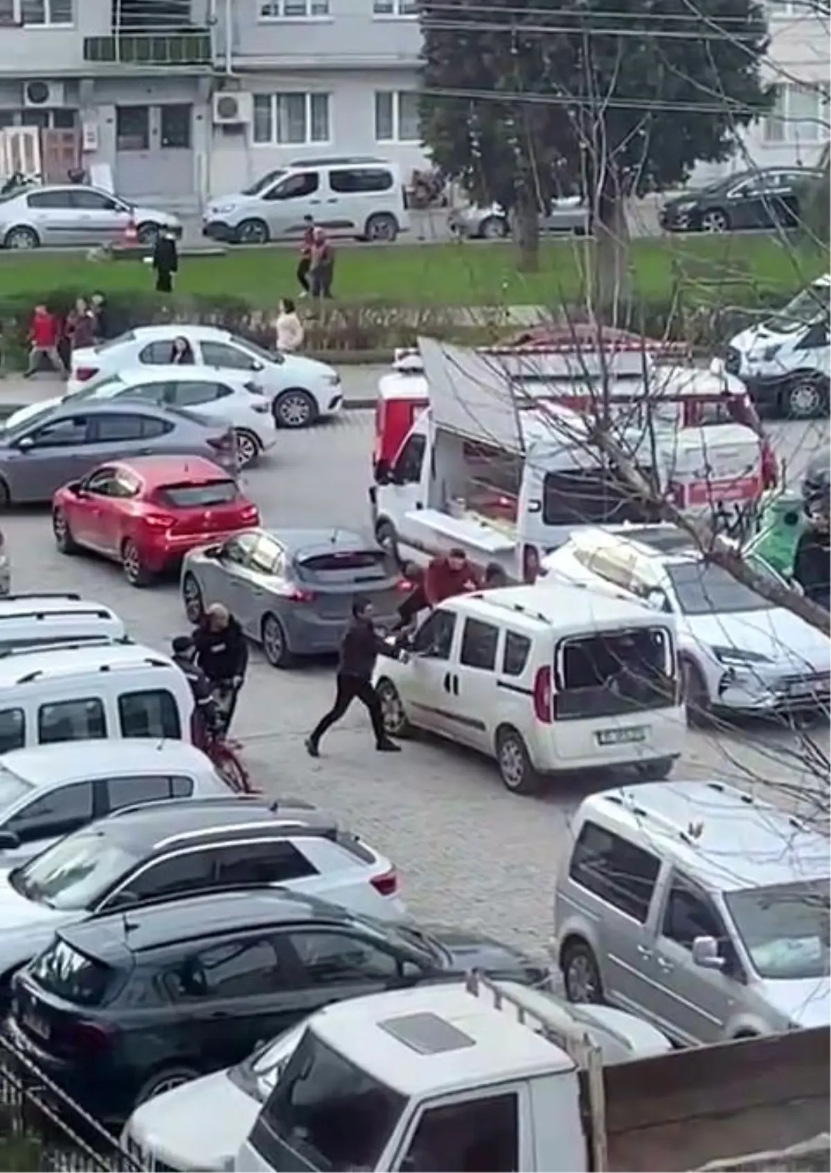 İzmir'de Sürücüye Sopa Saldırısı: Polis Hızlı Müdahale Etti