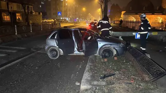 Kaza sonrası elektrik direği ve araç