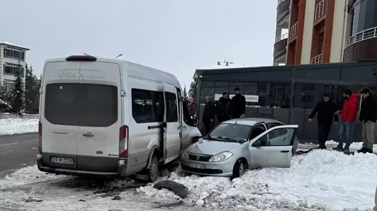 Elazığ’da Minibüs ve Otomobil Çarpışması: 4 Yaralı