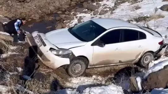 Köprüden dereye düşen otomobil