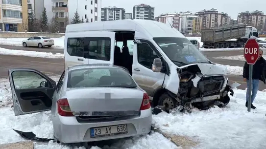 Elazığ’da Trafik Kazası: Minibüs ile Otomobil Çarpıştı, 4 Yaralı