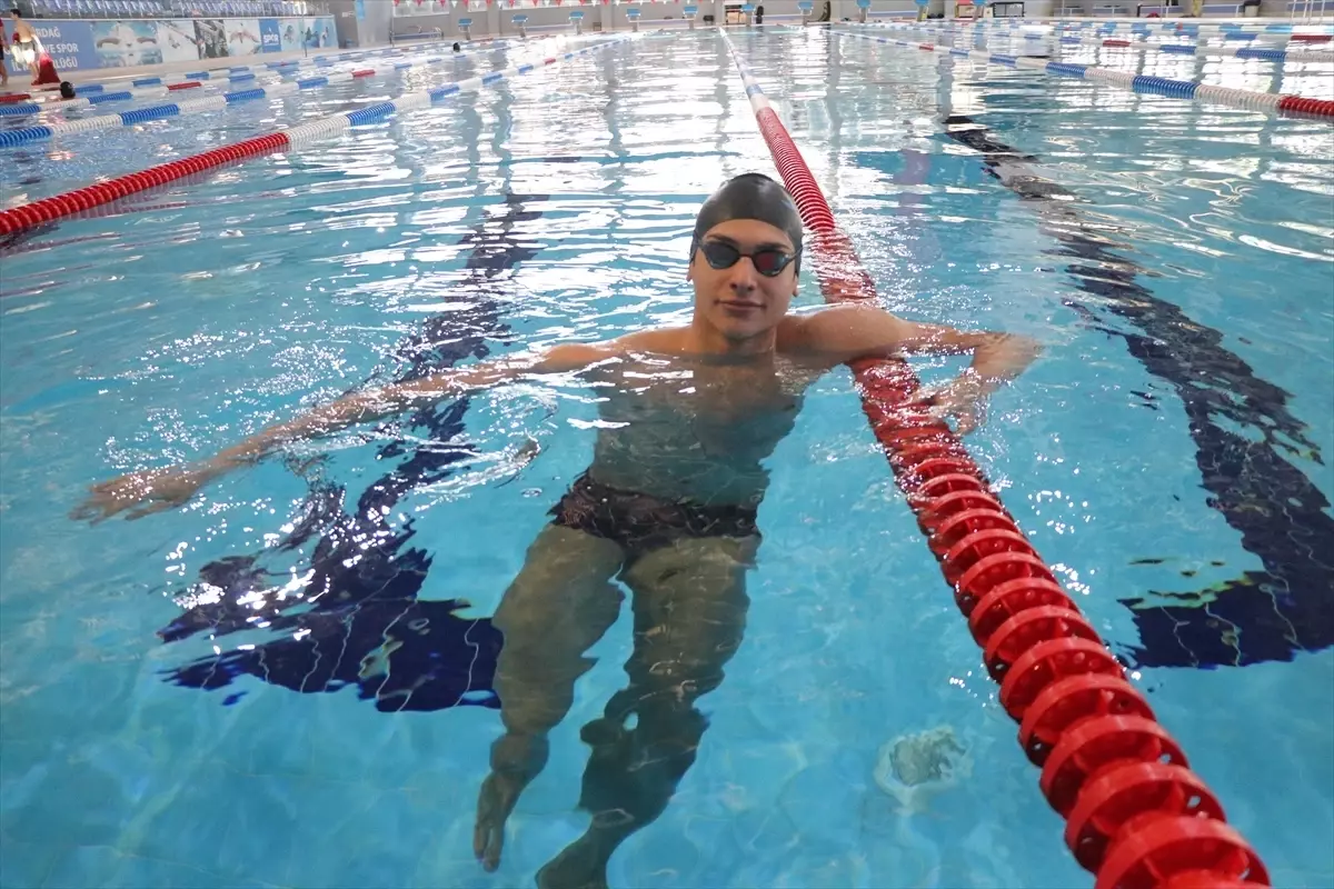Genç Yüzme Yıldızı Emre Onuş'tan 138 Madalya ve 6 Yeni Türkiye Rekoru