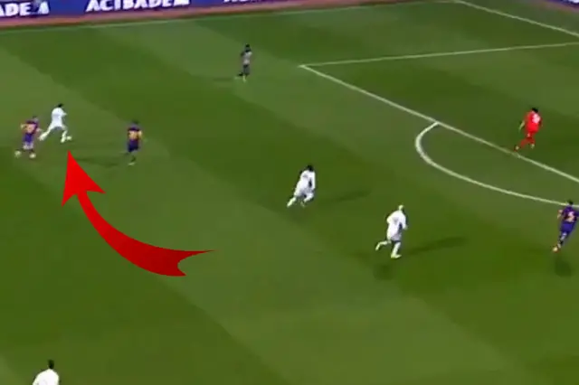 Orkun Kökçü topa dokunuyor