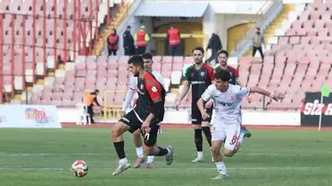 Maç sırasında Karşıyaka sahadaki mücadele anı