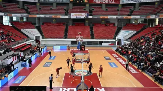 Maçın skor tabelası ve sahadaki anlar