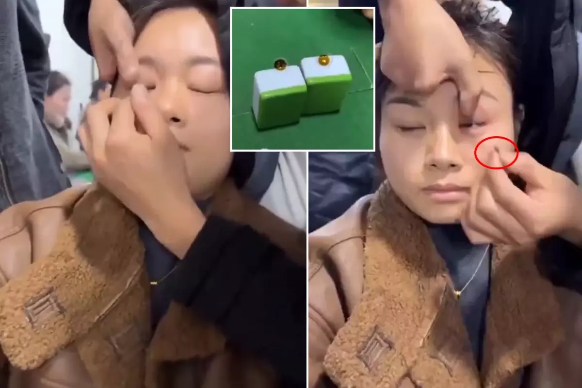 Kumarhane girişinde yüksek teknolojili lens kullanan kadın