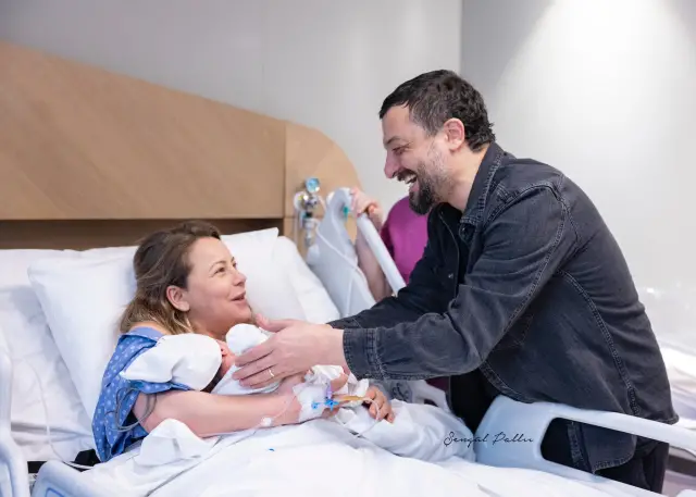 Mehmet Erdem ve Vildan Atasever bebekleriyle poz verirken