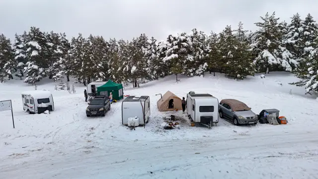 Kışın çarşıda yürüyen insanlar