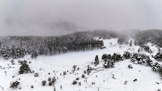 Karla kaplı otel binası