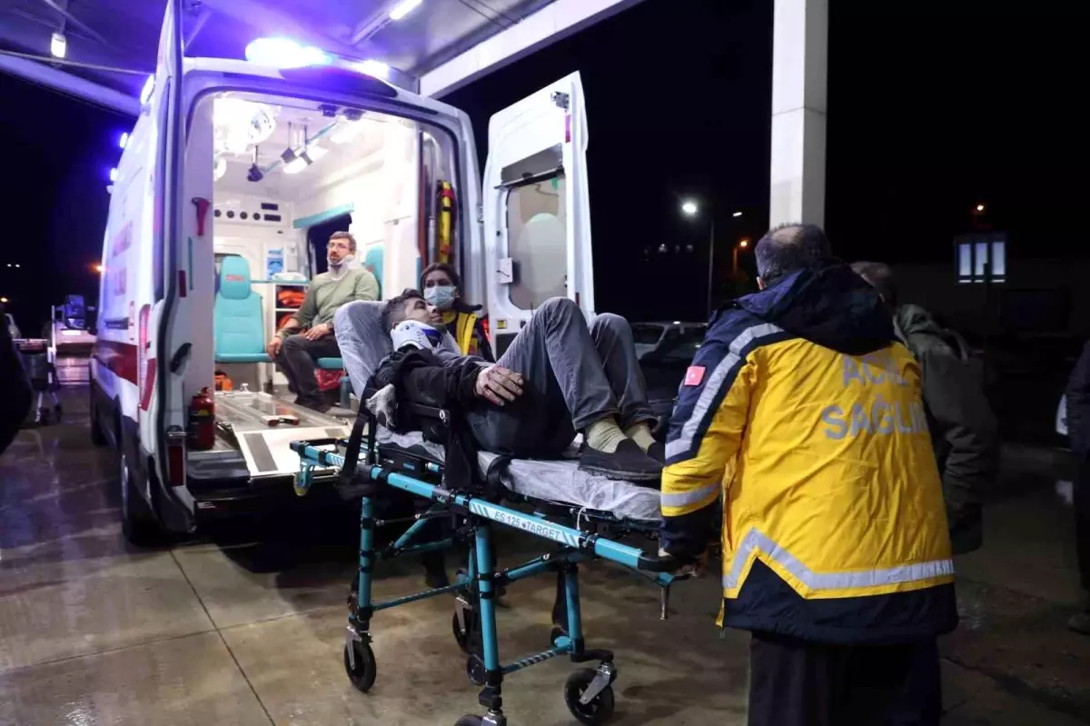 Adana'da devrilen minibüsün fotoğrafı