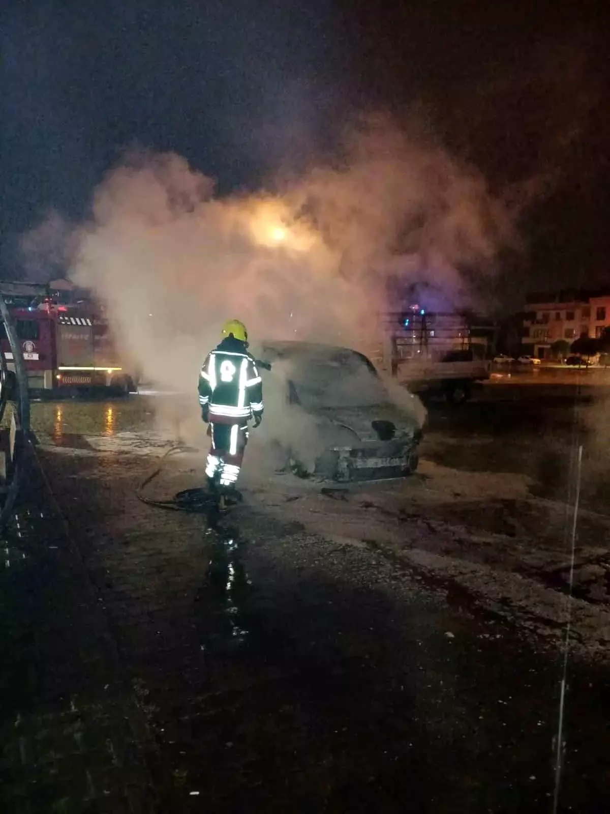 Balıkesir Karesi'de Park Halindeki Ticari Araçta Çıkan Yangın İtfaiye Tarafından Kontrol Altına Alındı