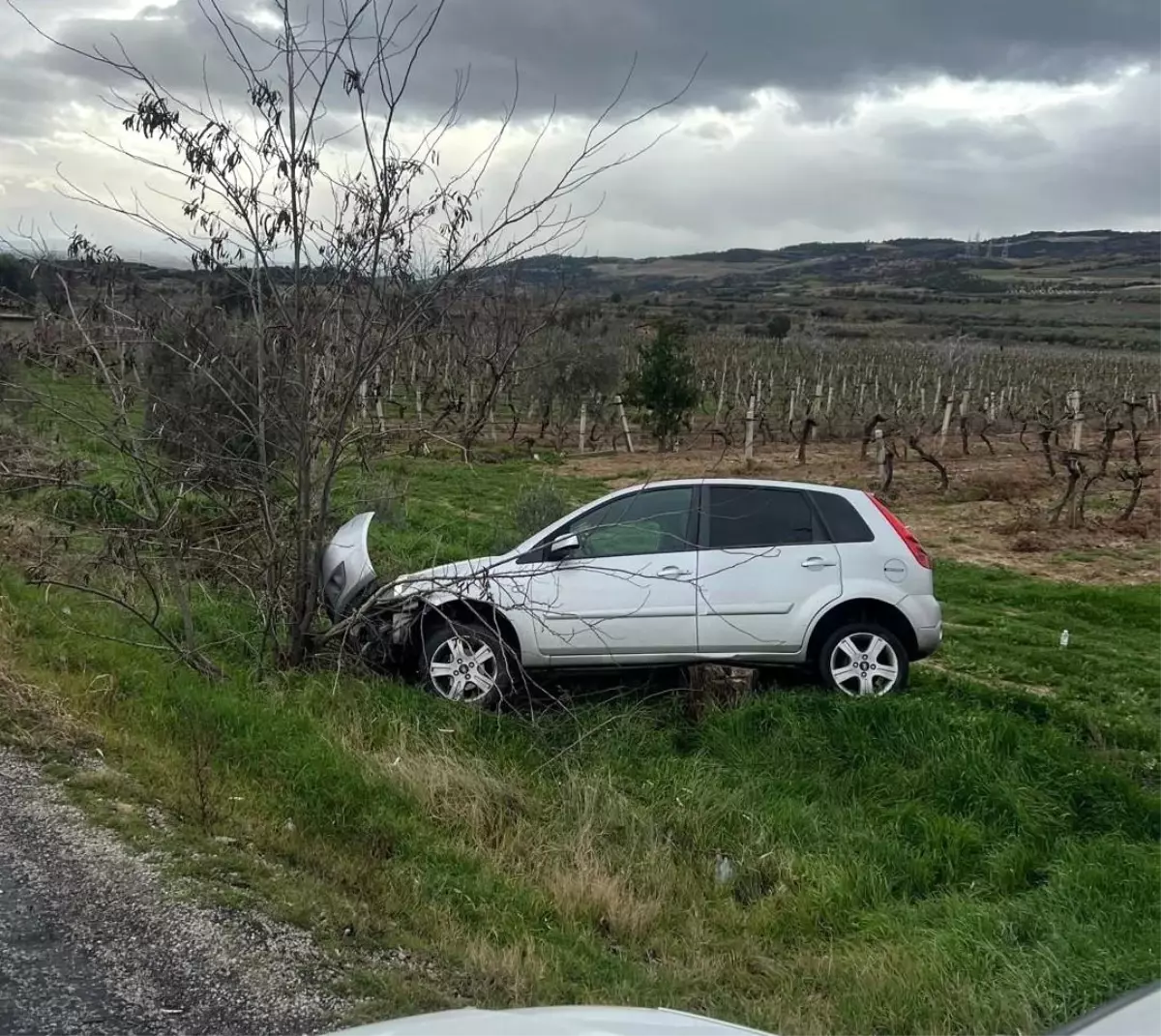 Buldan’da yağış sonrası kaygan yol ve araç kazası