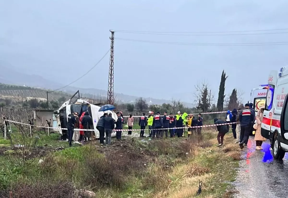 Buldan'da Servis Kazası: 1 Kayıp, 22 Yaralı ve Acil Müdahale