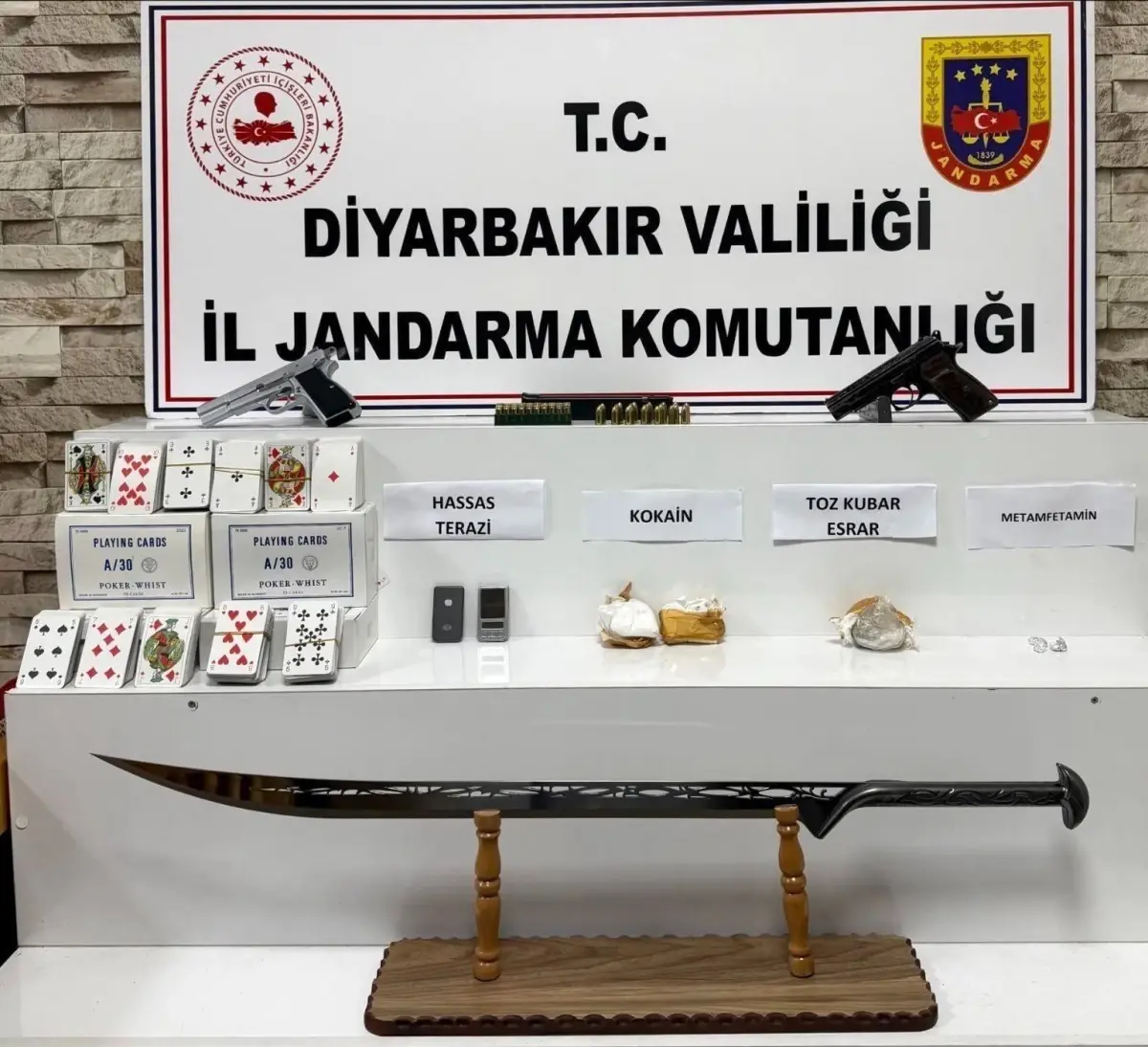 Diyarbakır’da Jandarma, 6 Şüpheliyi Yakalar ve 2,5 Kg Esrar Ele Geçirir