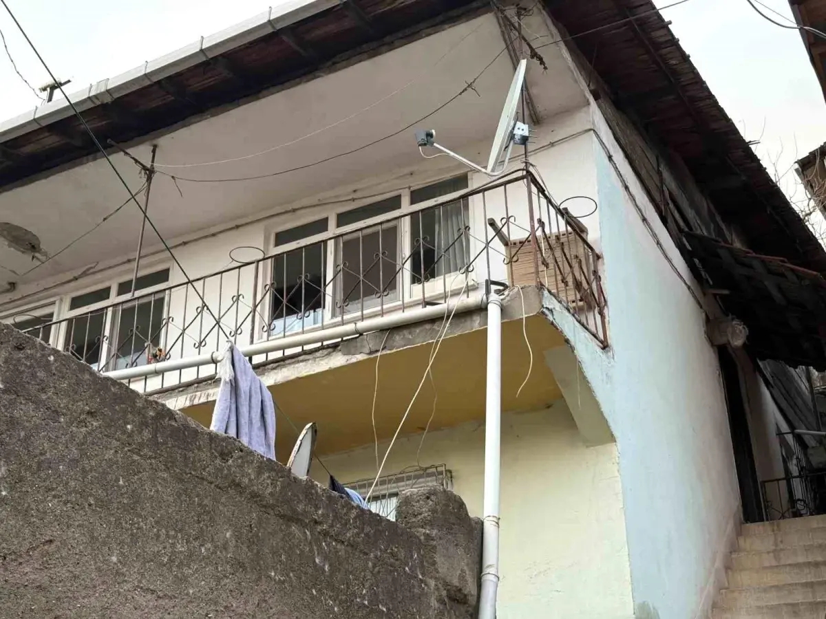 İzmit’te zemin çökmesi ve tahliye edilen binalar