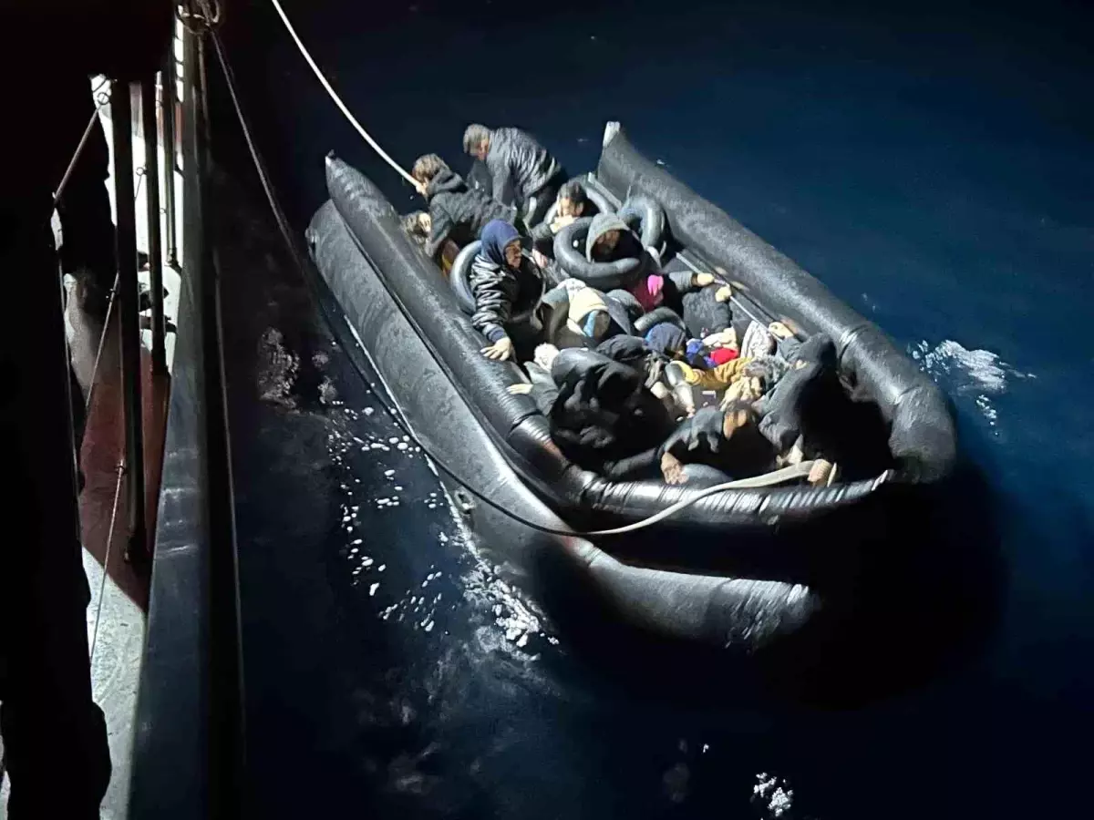 İzmir'in Seferihisar ve Çeşme Sahillerinde 33 Göçmen Kurtarıldı, 17 Şüpheli Yakalandı