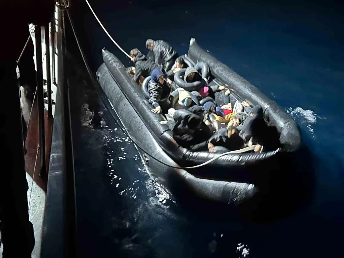 İzmir’in Seferihisar ve Çeşme Sahillerinde 50 Düzensiz Göçmen Gözaltına Alındı