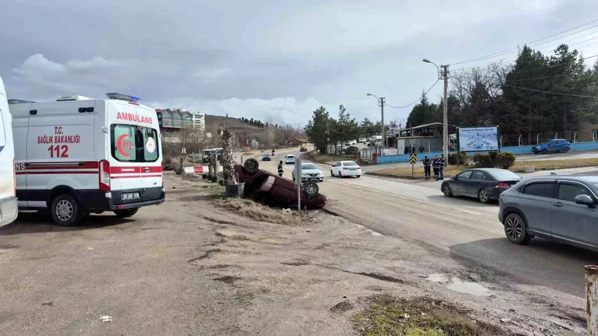 Eskişehir'de Kaygan Yolda Takla Atan Araçta Şanslı Sürücüler Yararsız Kurtuldu