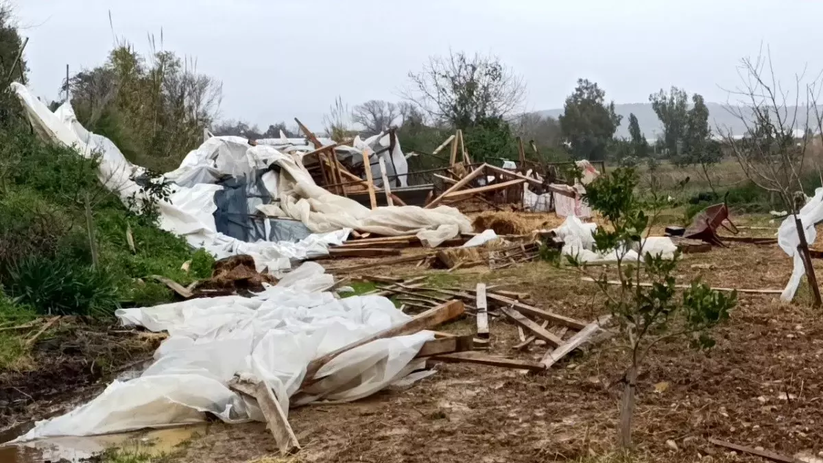 Manavgat’ta Şiddetli Hortum 300 Dönümlük Seraları Devasa Zararlarla Sarsıyor