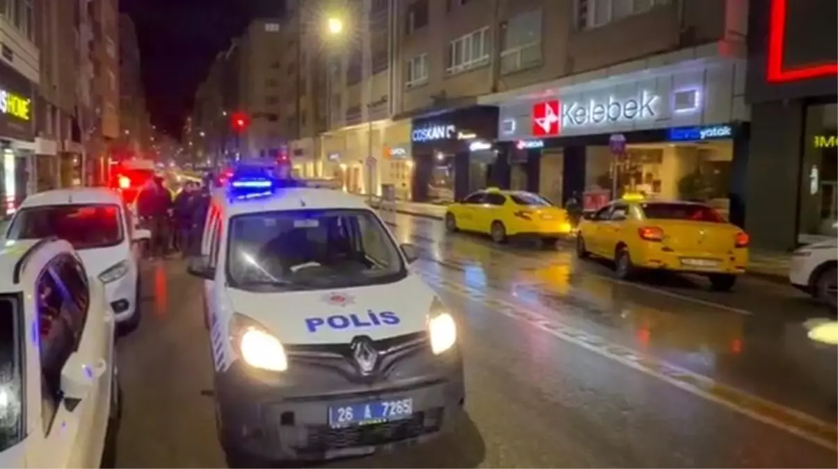 Eskişehir'de Scooter Sürücüsü Taksi Kapısına Çarptı: Sağlık Durumu İyi