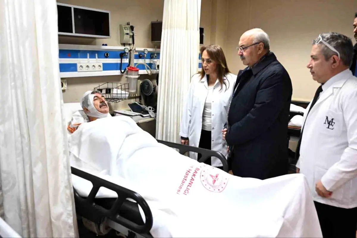 Buldan’da Servis Aracı Devrildi: Vali Köşger Yaralı Memurları Hastanede Ziyaret Etti