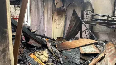 Kastamonu Şenpazar’da İki Katlı Ev Alevlere Teslim Oldu, Kullanılamaz Hale Geldi