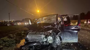 Arnavutköy'de Yağışlı Havada Otobüs ve Ticari Araç Çarpıştı: 2 Yaralı