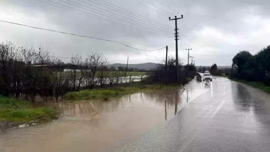 Ayvacık'ta Şiddetli Sağanak Tarım Alanlarını Su Basıyor
