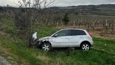 Buldan’da Şiddetli Yağmurda İki Araç Üzüm Bağında Kaza Yaptı
