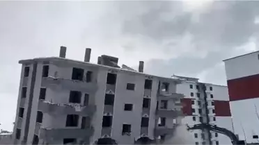 Elazığ’da Hasarlı Binaların Yıkım Çalışmaları Hız Kesmeden Sürüyor
