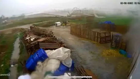 Antalya’nın Serik İlçesinde Şiddetli Hortum Tarım Alanını Yok Etti