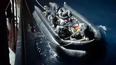 Sahil Güvenlik ekipleri göçmenleri denize çıkarırken