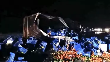 Kütahya-Eskişehir Karayolunda Sağanak Yağış Nedeniyle Tır Devrildi, Trafik Durduruldu