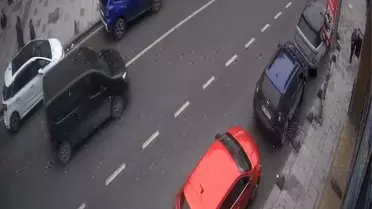 Arnavutköy'de Park Halindeki Araca Çarpan Motosiklet Sürücüsü Kaçtı